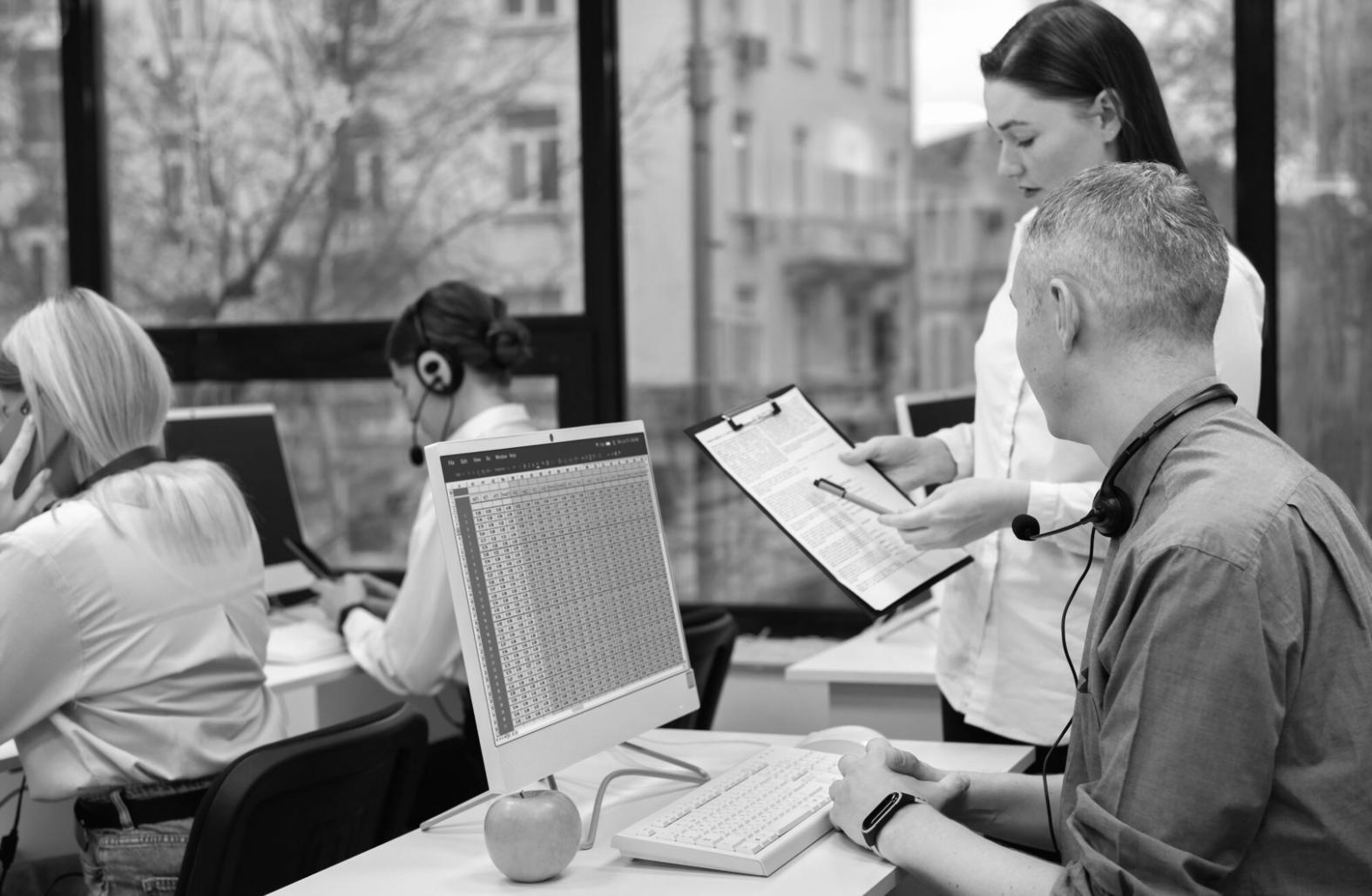 Рабочее место финансового аналитика с мониторами