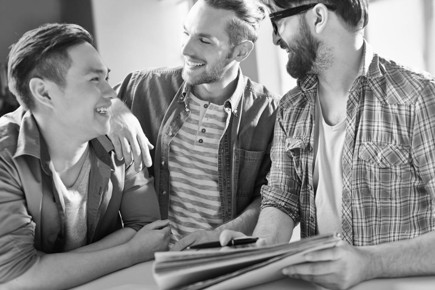 Студенты изучают финансовые графики